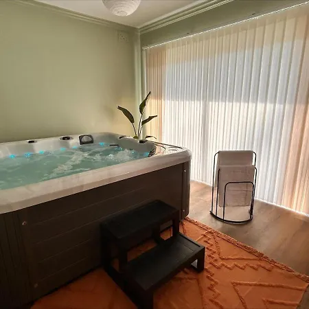 New Luxury With Indoor Jacuzzi Hot Tub